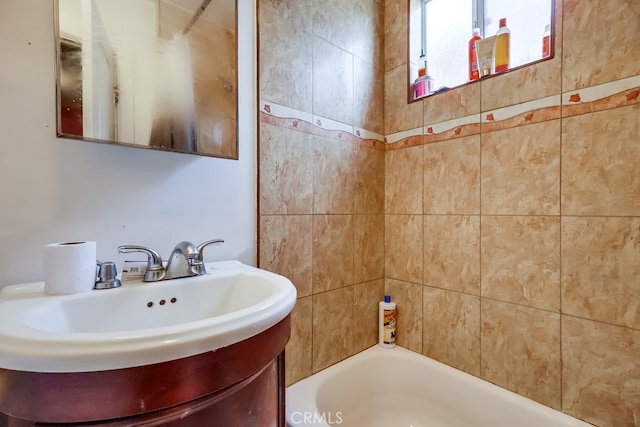 1270 S Hicks Ave, Los Angeles, CA 90023 - full bath featuring vanity