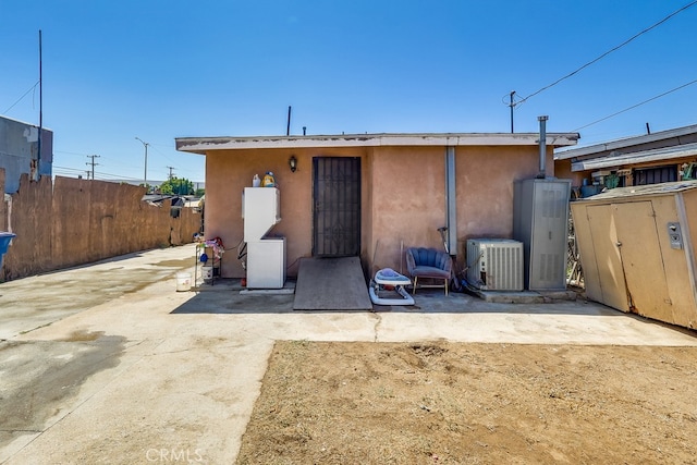 1270 S Hicks Ave, Los Angeles, CA 90023 - rear view of property with stucco siding and a patio area