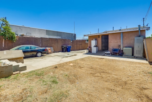 1270 S Hicks Ave, Los Angeles, CA 90023 - view of yard featuring a patio