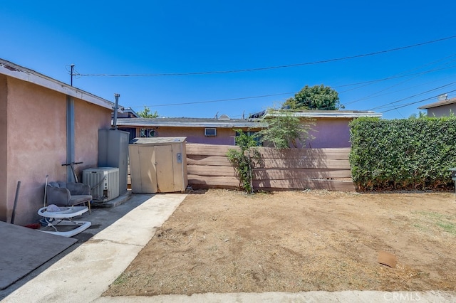 1270 S Hicks Ave, Los Angeles, CA 90023 - view of yard with a storage unit