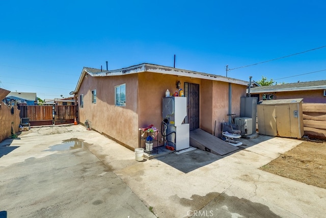 1270 S Hicks Ave, Los Angeles, CA 90023 - rear view of property with a patio area, stucco siding, and a shed