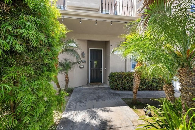 2620 Huntington Ln, Redondo Beach, CA 90278 - property entrance with stucco siding and a balcony