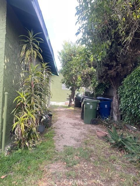 1113 E 83rd St, Los Angeles, CA 90001 - view of yard