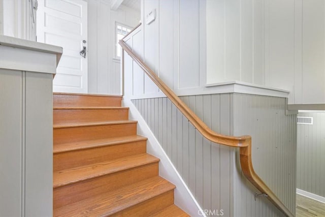 625 High Dr, Laguna Beach, CA 92651 - staircase with a decorative wall
