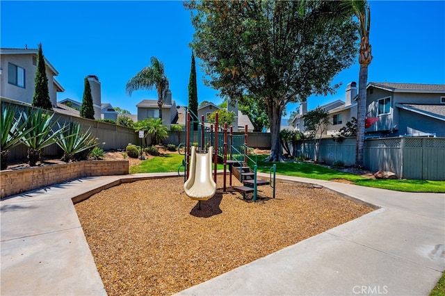 818 Live Oak Pl, Corona, CA 92882 - community play area with a residential view and a fenced backyard