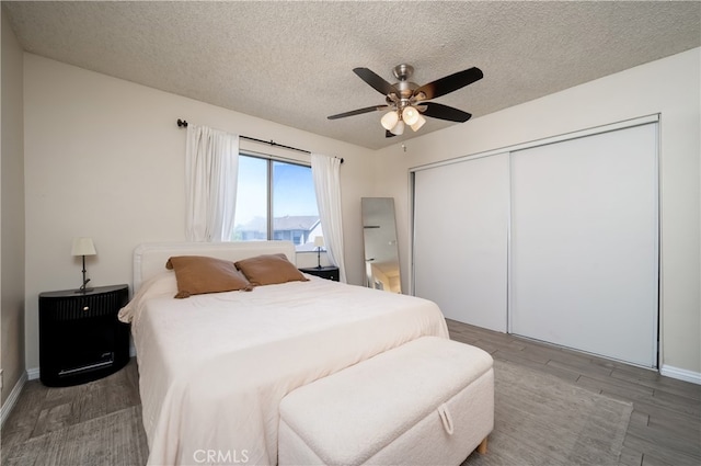818 Live Oak Pl, Corona, CA 92882 - bedroom featuring a textured ceiling, wood finished floors, a closet, and a ceiling fan