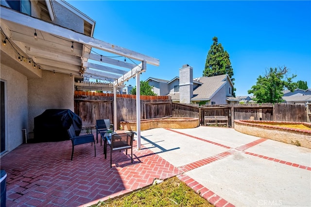 818 Live Oak Pl, Corona, CA 92882 - fenced backyard with a patio area, area for grilling, and a residential view