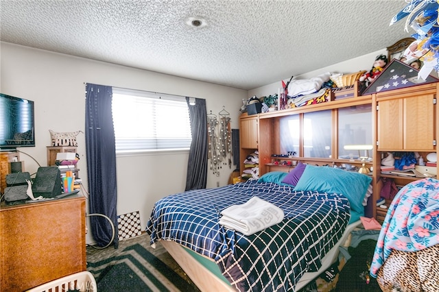 351 W 19th St, Merced, CA 95340 - bedroom featuring carpet and a textured ceiling