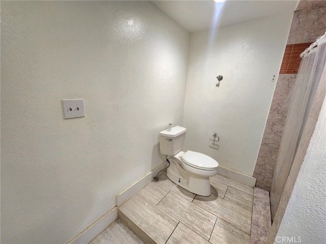 8626 Laurel Canyon Blvd, Sun Valley, CA 91352 - bathroom featuring toilet and tiled shower