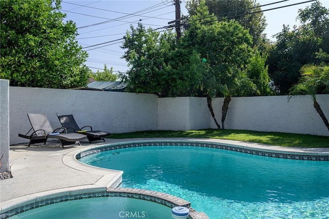 240 Rosemont Blvd, San Gabriel, CA 91775 - view of swimming pool featuring a pool with connected hot tub and a patio area