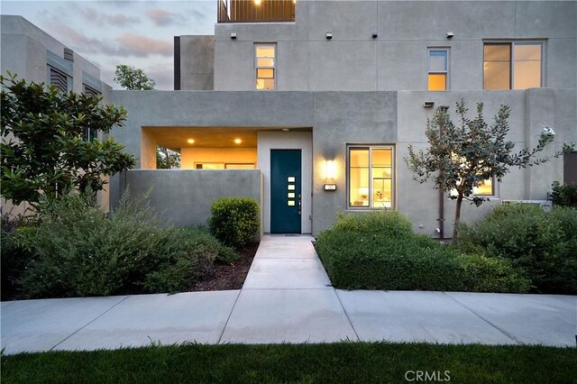 185 Magnet, Irvine, CA 92618 - contemporary home with stucco siding