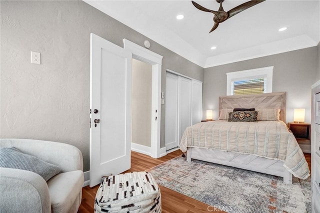 1616 E Ocean Blvd Unit 6, Long Beach, CA 90802 - bedroom with wood finished floors, a textured wall, a closet, ceiling fan, and recessed lighting