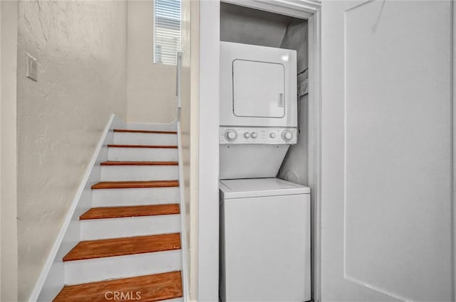 1616 E Ocean Blvd Unit 6, Long Beach, CA 90802 - laundry area with stacked washer / dryer