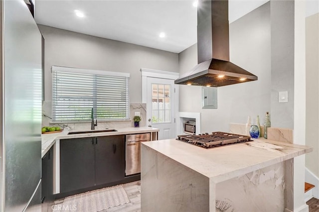 1616 E Ocean Blvd Unit 6, Long Beach, CA 90802 - kitchen featuring exhaust hood, stainless steel appliances, light wood finished floors, a peninsula, and recessed lighting