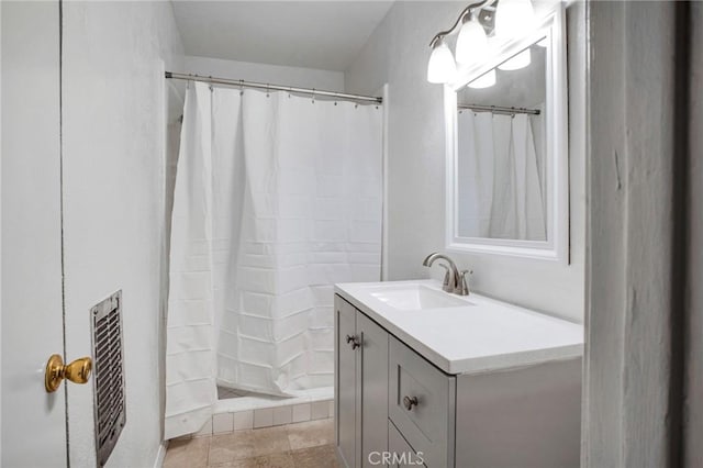 218 E Tamarack Ave Unit 5, Inglewood, CA 90301 - bathroom with vanity and a shower with shower curtain