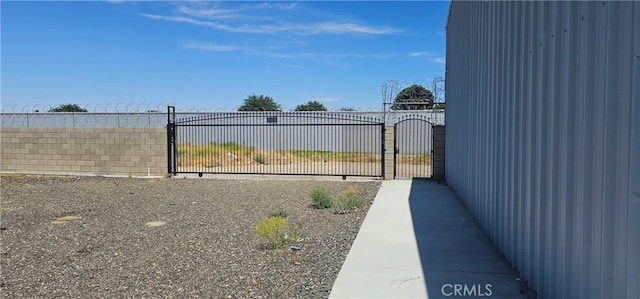 45219 12th St, Lancaster, CA 93535 - view of yard featuring a gate