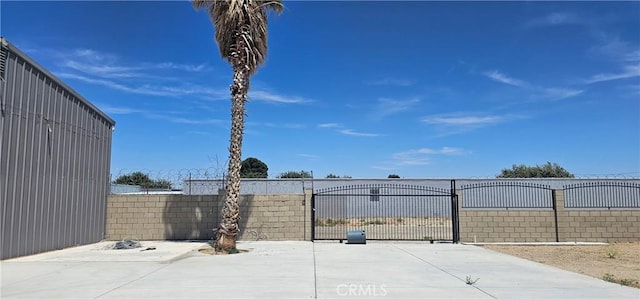 45219 12th St, Lancaster, CA 93535 - view of patio featuring a gate
