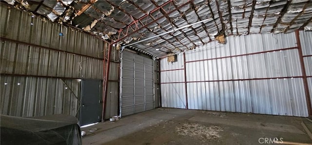 45219 12th St, Lancaster, CA 93535 - garage featuring metal wall