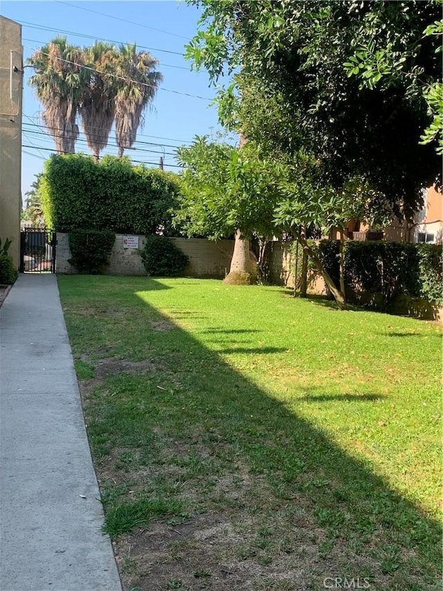 1017 W Bishop St Unit 202, Santa Ana, CA 92703 - fenced backyard featuring a gate