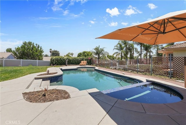 1018 W 15th St, Upland, CA 91786 - view of swimming pool featuring a pool with connected hot tub, a fenced backyard, and a patio area