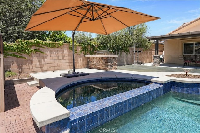 1018 W 15th St, Upland, CA 91786 - view of swimming pool featuring a patio area, a fenced backyard, and a pool with connected hot tub