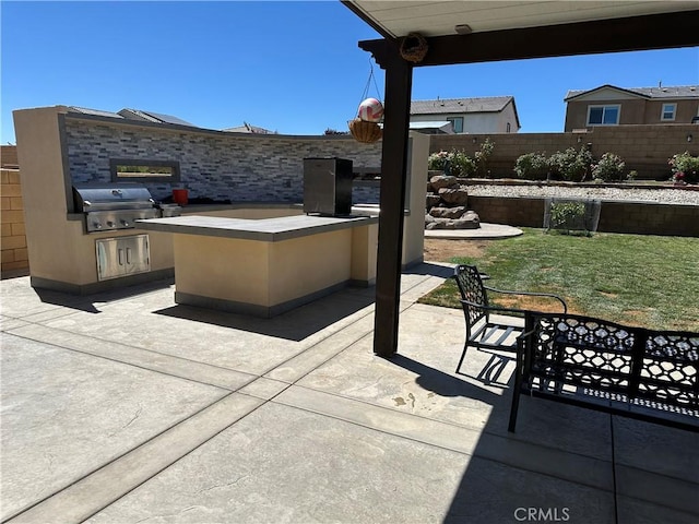 12465 Gramercy Ln, Victorville, CA 92392 - fenced backyard with exterior kitchen and a patio area