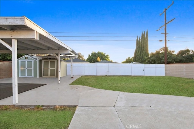 853 S Lemon St, Anaheim, CA 92805 - fenced backyard with a storage shed and a patio