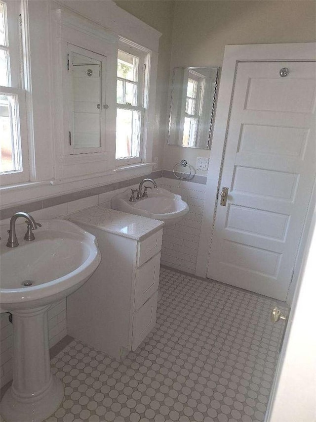 2109 N Marengo Ave, Altadena, CA 91001 - bathroom with a sink