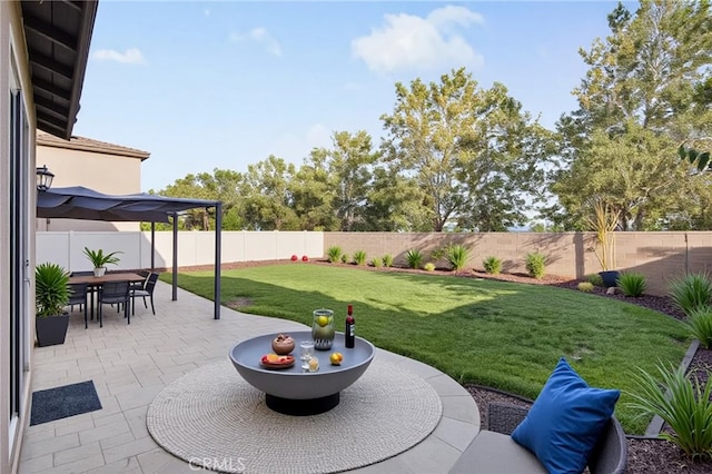 23825 Lancer Ct, Wildomar, CA 92595 - fenced backyard featuring a patio and outdoor dining area