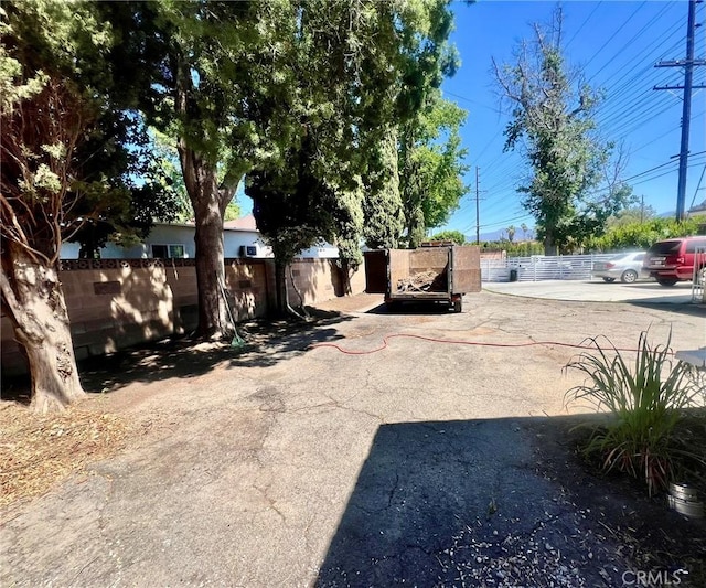 14712 Hiawatha St, San Fernando, CA 91345 - view of yard featuring a gate