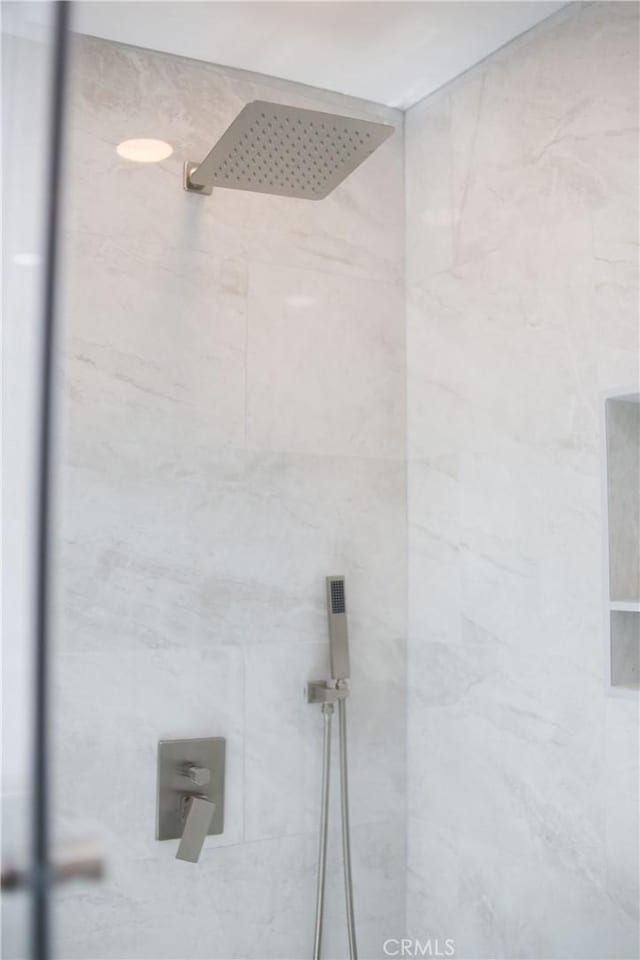 54889 Navajo Trl, Yucca Valley, CA 92284 - bathroom featuring tiled shower