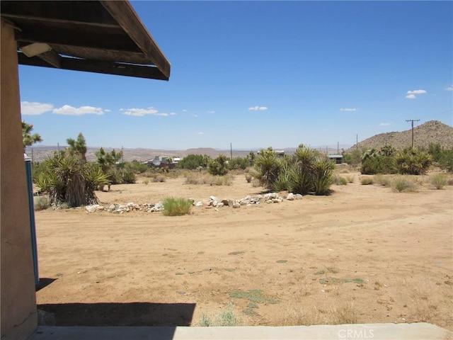 8626 La Contenta Rd, Yucca Valley, CA 92284 - view of yard featuring a mountain view