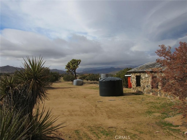 8626 La Contenta Rd, Yucca Valley, CA 92284 - view of yard featuring a mountain view