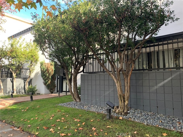 5236 Kester Ave Unit 6, Sherman Oaks, CA 91411 - gate with a lawn