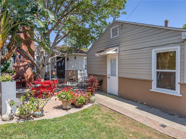 515 N Shelton St, Burbank, CA 91506 - rear view of property with a patio area