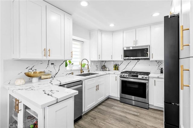 456 E San Jose Ave Unit C, Burbank, CA 91501 - kitchen with stainless steel appliances, white cabinets, recessed lighting, tasteful backsplash, and light wood-style flooring