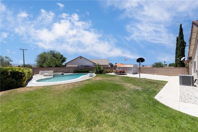 13161 Mugu Ct, Apple Valley, CA 92308 - fenced backyard featuring a pool with connected hot tub and a patio area