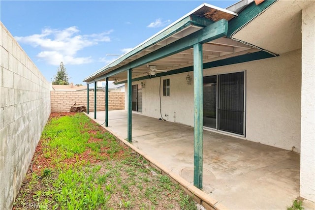 42397 Santiago Dr, Hemet, CA 92544 - fenced backyard featuring a patio area