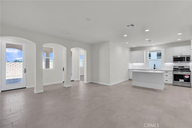 7432 Desert Sky Dr, Yucca Valley, CA 92284 - unfurnished living room with arched walkways and recessed lighting