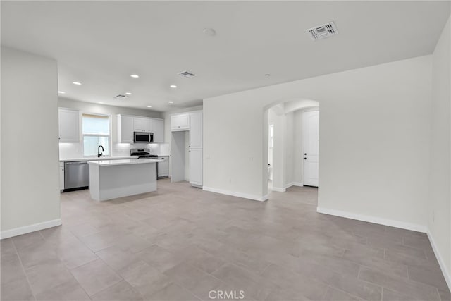 7432 Desert Sky Dr, Yucca Valley, CA 92284 - unfurnished living room with arched walkways and recessed lighting
