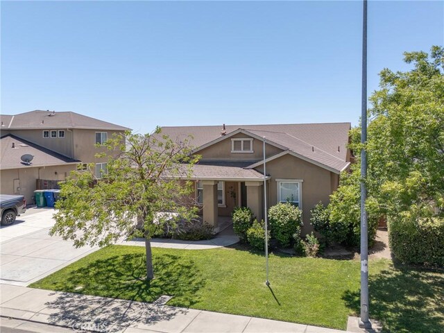 6631 Aggies Ct, Winton, CA 95388 - view of front of house with stucco siding, a shingled roof, and a front lawn