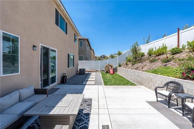554 Cumberland Rd, Rialto, CA 92377 - fenced backyard with an outdoor hangout area and a patio