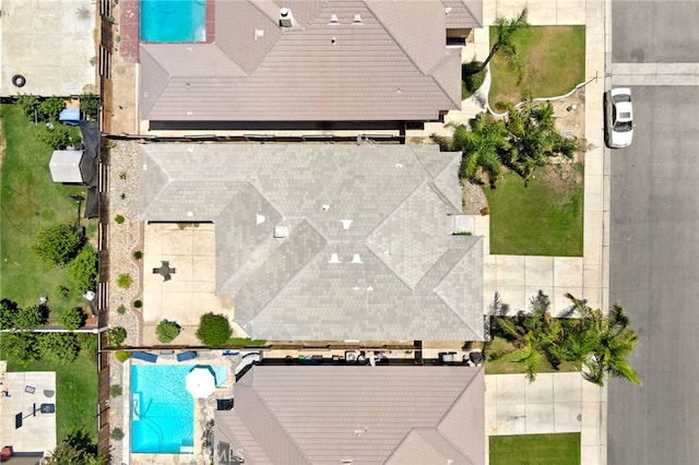 2802 Silver Shore Ln, Bakersfield, CA 93313 - view from above of property with a pool