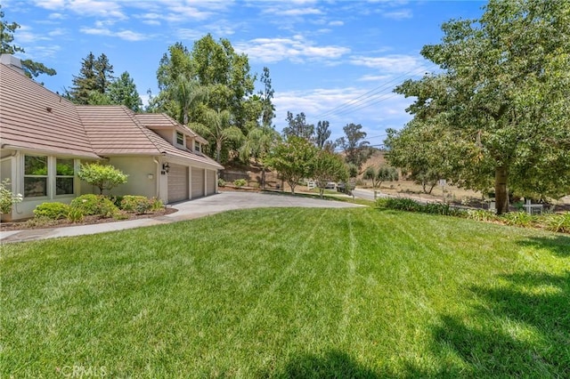 1624 Alessandro Rd, Redlands, CA 92373 - view of grassy yard featuring driveway and an attached garage