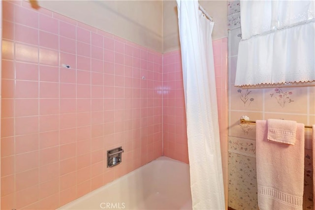 8356 Duarte Rd, San Gabriel, CA 91775 - full bathroom featuring shower / tub combo with curtain
