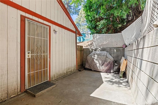 23034 Cedar Way, Crestline, CA 92325 - fenced backyard featuring a patio