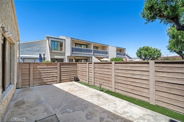 17842 Beard Ln Unit 88, Huntington Beach, CA 92647 - fenced backyard featuring a patio area