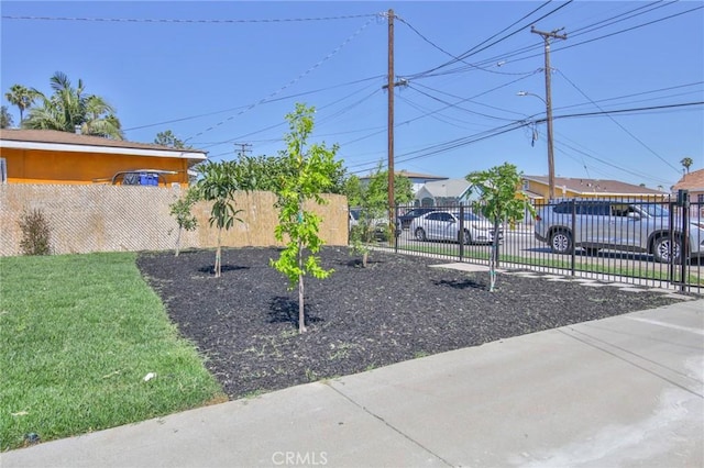 1026 W 109th St, Los Angeles, CA 90044 - view of yard with a residential view