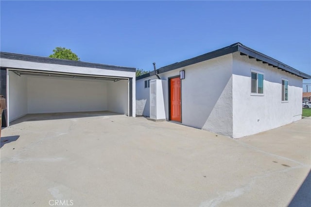 1026 W 109th St, Los Angeles, CA 90044 - view of front facade with stucco siding and a garage
