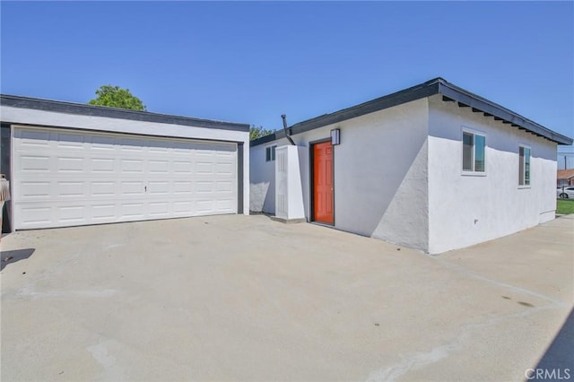 1026 W 109th St, Los Angeles, CA 90044 - garage featuring driveway